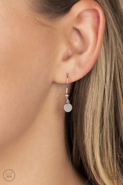 CHAMPAGNE CATWALK - SILVER DISC CHOKER NECKLACE - PAPARAZZI