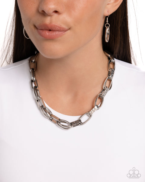 MOTLEY IN MOTION - SILVER LARGE HAMMERED LINK SHORT NECKLACE - PAPARAZZI
