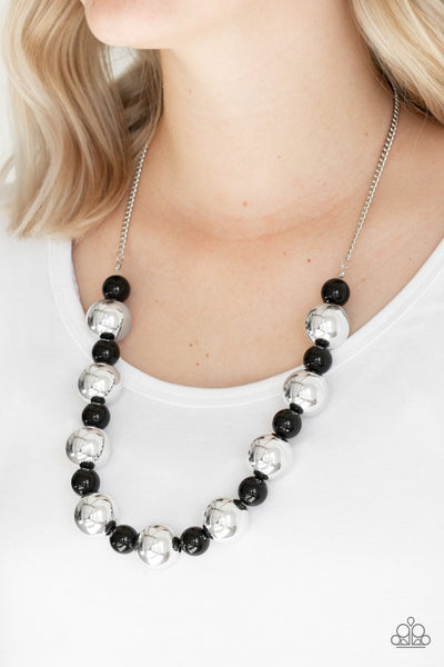 TOP POP - PAPARAZZI - BLACK AND SILVER BEAD NECKLACE