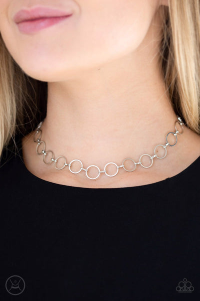 METRO SPUNK - SILVER CIRCLE LINK CHOKER NECKLACE - PAPARAZZI
