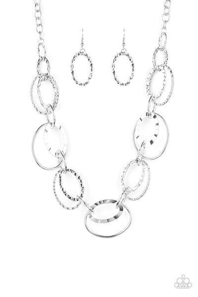 BEND OVAL BACKWARDS - SILVER HAMMERED NECKLACE - PAPARAZZI