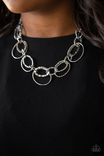 BEND OVAL BACKWARDS - SILVER HAMMERED NECKLACE - PAPARAZZI
