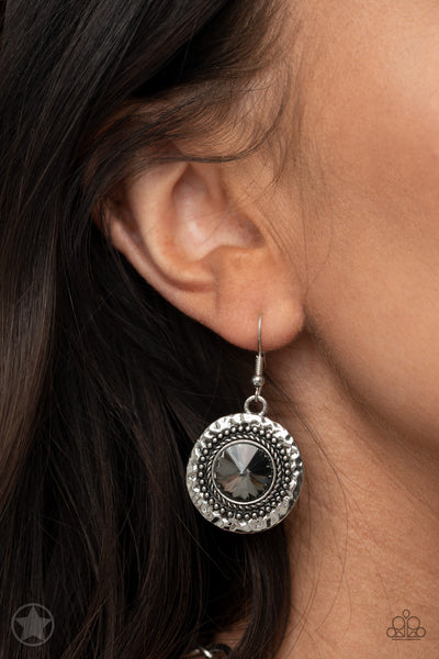 GLOBAL GLAMOUR - PAPARAZZI - SILVER SMOKY GEM SILVER STUDDED FRAME STATEMENT NECKLACE - BLOCKBUSTER