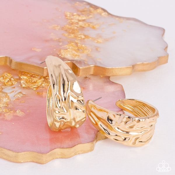 BADLANDS AND BELLBOTTOMS - GOLD WAVY HOOP EARRINGS - PAPARAZZI