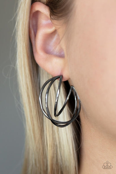 CITY CONTOUR - BLACK WIRE GUNMETAL HOOP EARRINGS - PAPARAZZI