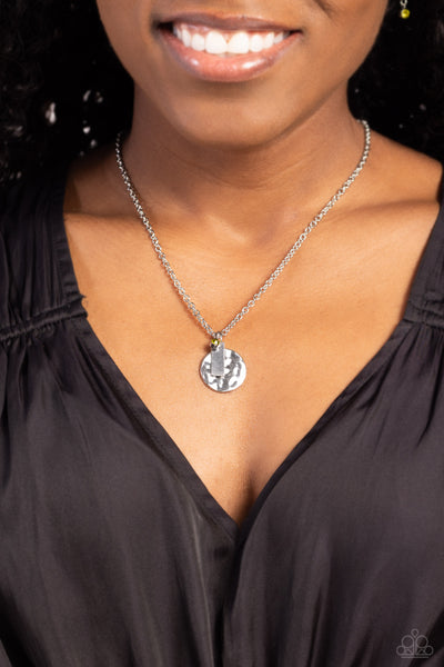 MINIMAL EFFORTLESS - GREEN RHINESTONE SILVER DISC SHORT NECKLACE - PAPARAZZI