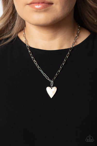 KISS AND SHELL - WHITE SHELL FLECK HEART SILVER NECKLACE - PAPARAZZI