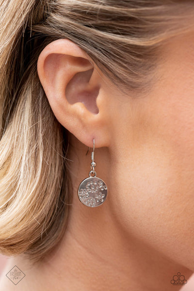 CAVIAR CHARM - SILVER TRIPLE DISC LAYERED NECKLACE - PAPARAZZI FASHION FIX FEBRUARY 2023