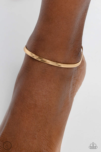 TAN LINES - GOLD FLAT SNAKE CHAIN ANKLET - PAPARAZZI
