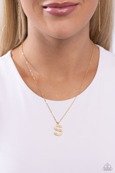 LEAVE YOUR INITIALS - GOLD - S - LETTER ALPHABET SHORT NECKLACE - PAPARAZZI