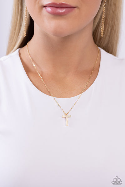 LEAVE YOUR INITIALS - GOLD - T - LETTER ALPHABET SHORT NECKLACE - PAPARAZZI